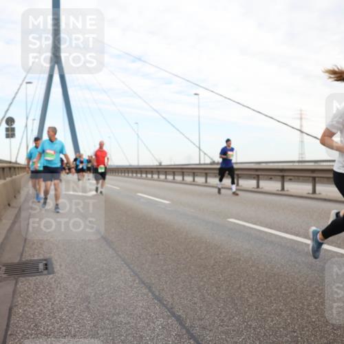 03.10.2025 - Köhlbrandbrückenlauf Lena Gebhardt http://msf.ph/oto/9197856 03.10.2025 15:32:35 Position 1  meine-sportfotos.de