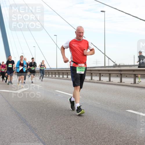 03.10.2025 - Köhlbrandbrückenlauf Lena Gebhardt http://msf.ph/oto/9197863 03.10.2025 15:32:37 Position 1 8120 meine-sportfotos.de