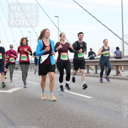 03.10.2025 - Köhlbrandbrückenlauf Lena Gebhardt http://msf.ph/oto/9197872 03.10.2025 15:32:40 Position 1 8906, 8047, 8030 meine-sportfotos.de