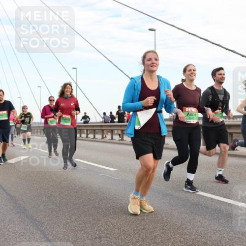 03.10.2025 - Köhlbrandbrückenlauf Lena Gebhardt http://msf.ph/oto/9197876 03.10.2025 15:32:42 Position 1 8906, 8047 meine-sportfotos.de