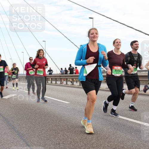 03.10.2025 - Köhlbrandbrückenlauf Lena Gebhardt http://msf.ph/oto/9197877 03.10.2025 15:32:42 Position 1 8906, 8047 meine-sportfotos.de