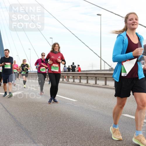 03.10.2025 - Köhlbrandbrückenlauf Lena Gebhardt http://msf.ph/oto/9197879 03.10.2025 15:32:42 Position 1 8906, 8047, 8030 meine-sportfotos.de