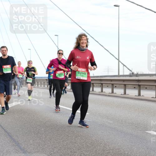 03.10.2025 - Köhlbrandbrückenlauf Lena Gebhardt http://msf.ph/oto/9197882 03.10.2025 15:32:43 Position 1 8906, 7730 meine-sportfotos.de