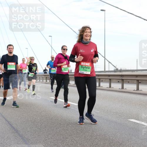 03.10.2025 - Köhlbrandbrückenlauf Lena Gebhardt http://msf.ph/oto/9197885 03.10.2025 15:32:43 Position 1 8906, 7770, 7730 meine-sportfotos.de