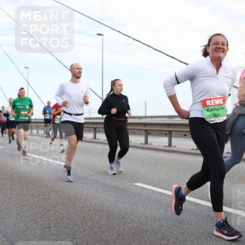 03.10.2025 - Köhlbrandbrückenlauf Lena Gebhardt http://msf.ph/oto/9197900 03.10.2025 15:32:48 Position 1 9658 meine-sportfotos.de