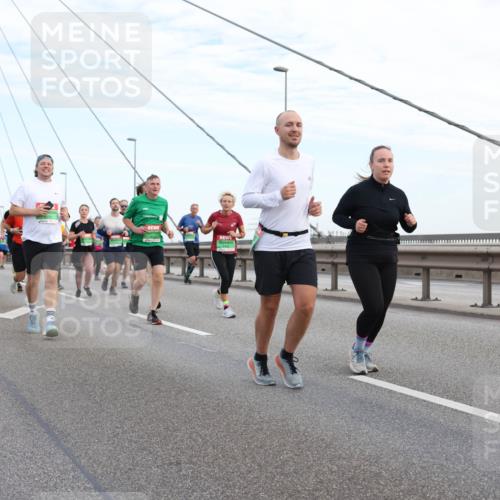 03.10.2025 - Köhlbrandbrückenlauf Lena Gebhardt http://msf.ph/oto/9197902 03.10.2025 15:32:48 Position 1 8906 meine-sportfotos.de