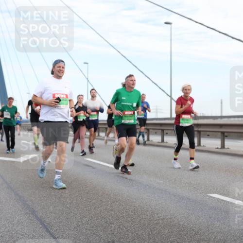03.10.2025 - Köhlbrandbrückenlauf Lena Gebhardt http://msf.ph/oto/9197907 03.10.2025 15:32:49 Position 1  meine-sportfotos.de