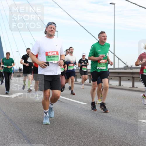 03.10.2025 - Köhlbrandbrückenlauf Lena Gebhardt http://msf.ph/oto/9197909 03.10.2025 15:32:50 Position 1 9225, 9610, 8440 meine-sportfotos.de