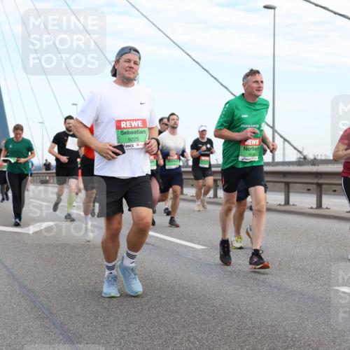 03.10.2025 - Köhlbrandbrückenlauf Lena Gebhardt http://msf.ph/oto/9197910 03.10.2025 15:32:50 Position 1 9225, 9610, 8440 meine-sportfotos.de