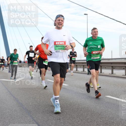 03.10.2025 - Köhlbrandbrückenlauf Lena Gebhardt http://msf.ph/oto/9197912 03.10.2025 15:32:50 Position 1 9225, 9610, 8440 meine-sportfotos.de