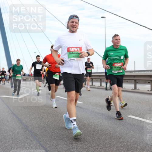 03.10.2025 - Köhlbrandbrückenlauf Lena Gebhardt http://msf.ph/oto/9197913 03.10.2025 15:32:50 Position 1 9225, 9610, 8440 meine-sportfotos.de