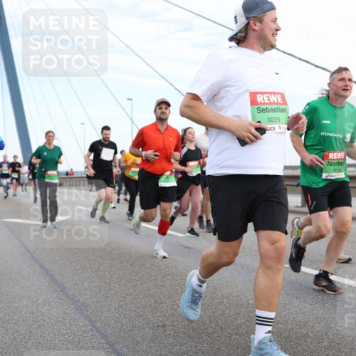 03.10.2025 - Köhlbrandbrückenlauf Lena Gebhardt http://msf.ph/oto/9197914 03.10.2025 15:32:51 Position 1 8907, 9225, 9610 meine-sportfotos.de