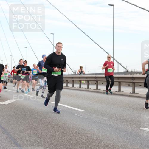 03.10.2025 - Köhlbrandbrückenlauf Lena Gebhardt http://msf.ph/oto/9197934 03.10.2025 15:32:55 Position 1 21993, 8457 meine-sportfotos.de