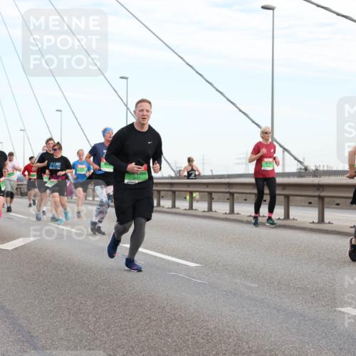 03.10.2025 - Köhlbrandbrückenlauf Lena Gebhardt http://msf.ph/oto/9197935 03.10.2025 15:32:55 Position 1 21, 8457 meine-sportfotos.de