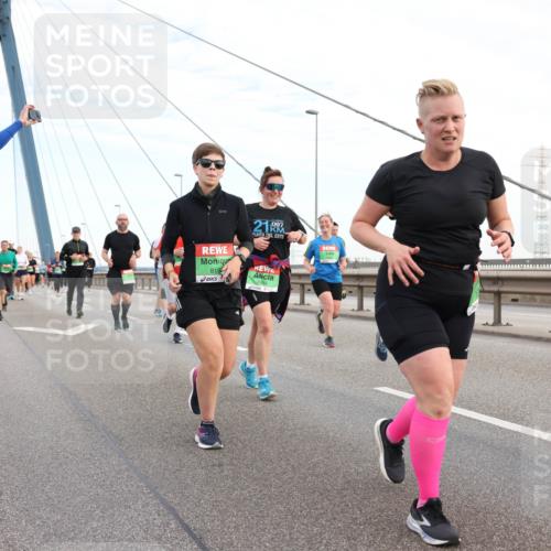03.10.2025 - Köhlbrandbrückenlauf Lena Gebhardt http://msf.ph/oto/9197962 03.10.2025 15:33:00 Position 1 21, 819, 7664 meine-sportfotos.de