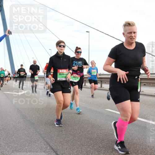 03.10.2025 - Köhlbrandbrückenlauf Lena Gebhardt http://msf.ph/oto/9197963 03.10.2025 15:33:00 Position 1 21, 097, 8193, 7064 meine-sportfotos.de