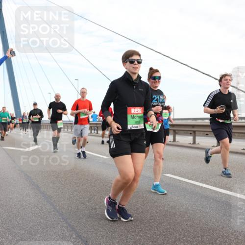 03.10.2025 - Köhlbrandbrückenlauf Lena Gebhardt http://msf.ph/oto/9197966 03.10.2025 15:33:00 Position 1 21, 097, 8193 meine-sportfotos.de
