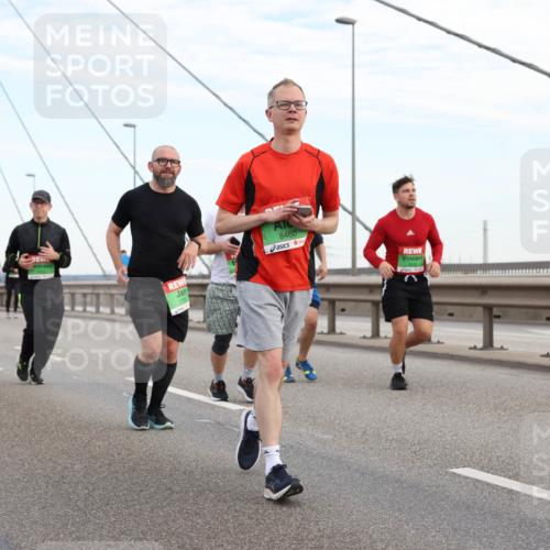 03.10.2025 - Köhlbrandbrückenlauf Lena Gebhardt http://msf.ph/oto/9197972 03.10.2025 15:33:01 Position 1 8460 meine-sportfotos.de