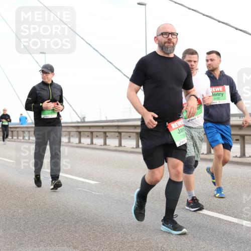 03.10.2025 - Köhlbrandbrückenlauf Lena Gebhardt http://msf.ph/oto/9197979 03.10.2025 15:33:03 Position 1 7915, 8127, 775 meine-sportfotos.de