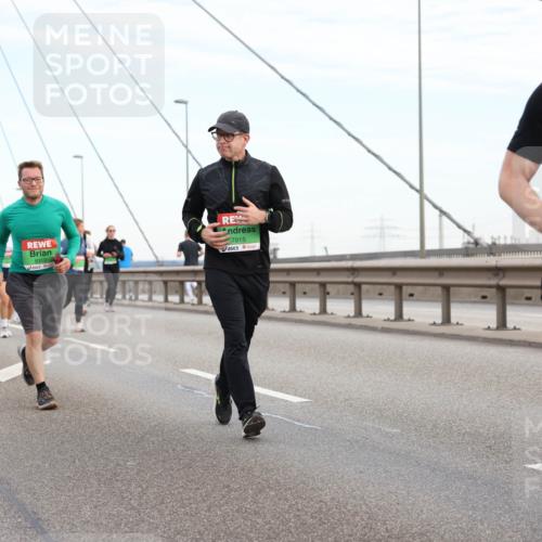 03.10.2025 - Köhlbrandbrückenlauf Lena Gebhardt http://msf.ph/oto/9197981 03.10.2025 15:33:03 Position 1 8319, 7915, 7751 meine-sportfotos.de