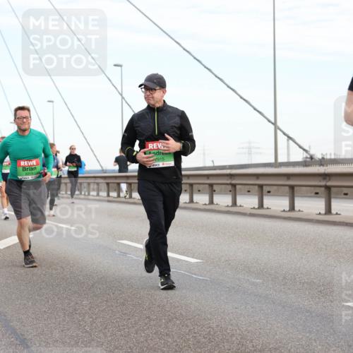 03.10.2025 - Köhlbrandbrückenlauf Lena Gebhardt http://msf.ph/oto/9197982 03.10.2025 15:33:03 Position 1 8319, 7915 meine-sportfotos.de