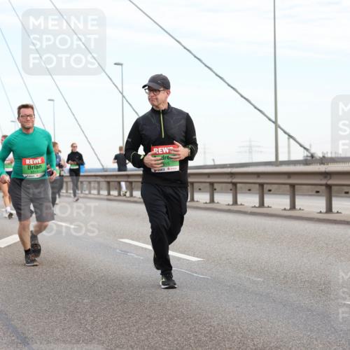 03.10.2025 - Köhlbrandbrückenlauf Lena Gebhardt http://msf.ph/oto/9197983 03.10.2025 15:33:03 Position 1 8319, 915 meine-sportfotos.de