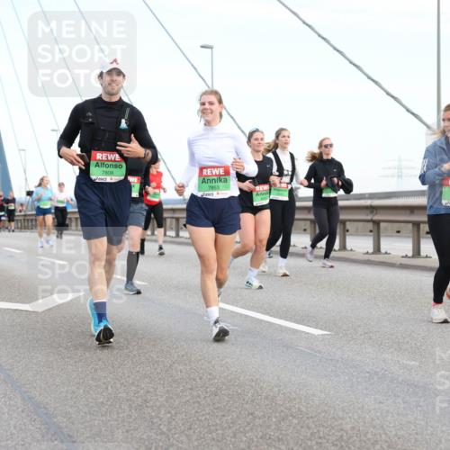 03.10.2025 - Köhlbrandbrückenlauf Lena Gebhardt http://msf.ph/oto/9198001 03.10.2025 15:33:07 Position 1 7808, 7853, 9741 meine-sportfotos.de