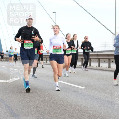 03.10.2025 - Köhlbrandbrückenlauf Lena Gebhardt http://msf.ph/oto/9198002 03.10.2025 15:33:07 Position 1 7808, 7853, 9741 meine-sportfotos.de