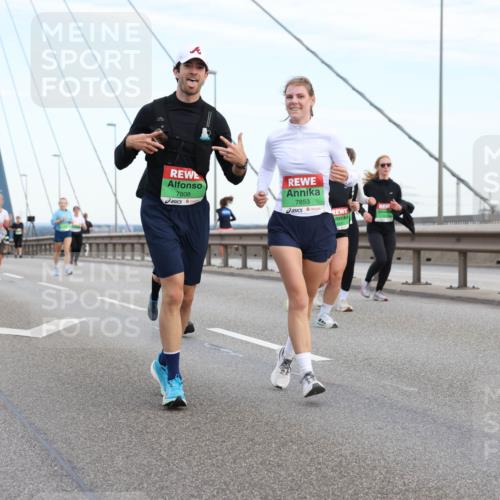 03.10.2025 - Köhlbrandbrückenlauf Lena Gebhardt http://msf.ph/oto/9198005 03.10.2025 15:33:08 Position 1 806, 7808, 7853, 9741 meine-sportfotos.de