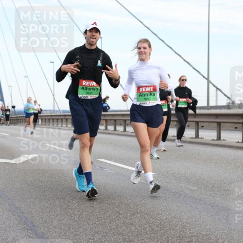 03.10.2025 - Köhlbrandbrückenlauf Lena Gebhardt http://msf.ph/oto/9198006 03.10.2025 15:33:08 Position 1 806, 7808, 7853, 9741 meine-sportfotos.de
