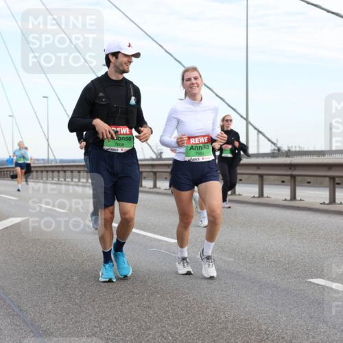 03.10.2025 - Köhlbrandbrückenlauf Lena Gebhardt http://msf.ph/oto/9198007 03.10.2025 15:33:08 Position 1 06, 7808, 7853, 9741 meine-sportfotos.de