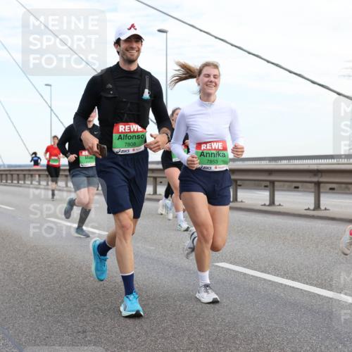 03.10.2025 - Köhlbrandbrückenlauf Lena Gebhardt http://msf.ph/oto/9198011 03.10.2025 15:33:09 Position 1 7808, 7853, 9741 meine-sportfotos.de