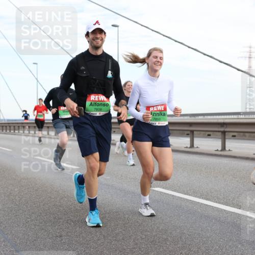 03.10.2025 - Köhlbrandbrückenlauf Lena Gebhardt http://msf.ph/oto/9198012 03.10.2025 15:33:09 Position 1 7808, 7853 meine-sportfotos.de
