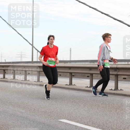 03.10.2025 - Köhlbrandbrückenlauf Lena Gebhardt http://msf.ph/oto/9198024 03.10.2025 15:33:12 Position 1 8321 meine-sportfotos.de