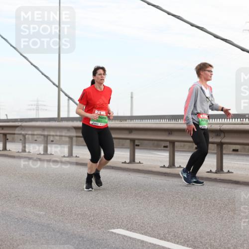03.10.2025 - Köhlbrandbrückenlauf Lena Gebhardt http://msf.ph/oto/9198025 03.10.2025 15:33:12 Position 1 8321 meine-sportfotos.de
