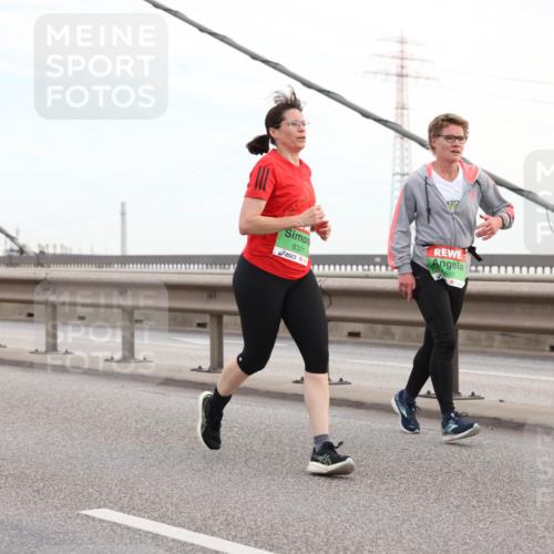 03.10.2025 - Köhlbrandbrückenlauf Lena Gebhardt http://msf.ph/oto/9198031 03.10.2025 15:33:13 Position 1 8321, 482 meine-sportfotos.de