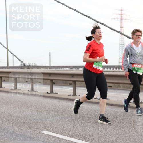 03.10.2025 - Köhlbrandbrückenlauf Lena Gebhardt http://msf.ph/oto/9198032 03.10.2025 15:33:13 Position 1 8321, 8482 meine-sportfotos.de