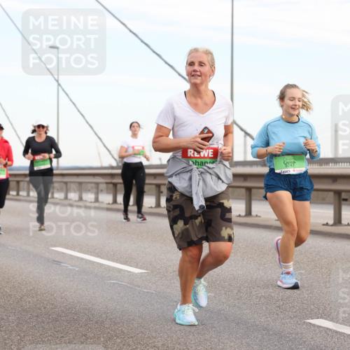 03.10.2025 - Köhlbrandbrückenlauf Lena Gebhardt http://msf.ph/oto/9198042 03.10.2025 15:33:16 Position 1  meine-sportfotos.de