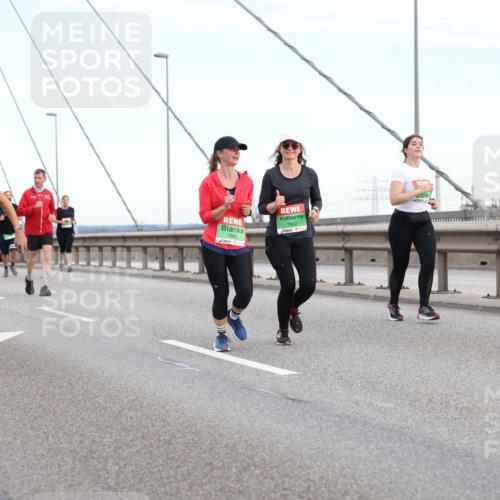 03.10.2025 - Köhlbrandbrückenlauf Lena Gebhardt http://msf.ph/oto/9198045 03.10.2025 15:33:17 Position 1 8917, 7665, 7842 meine-sportfotos.de