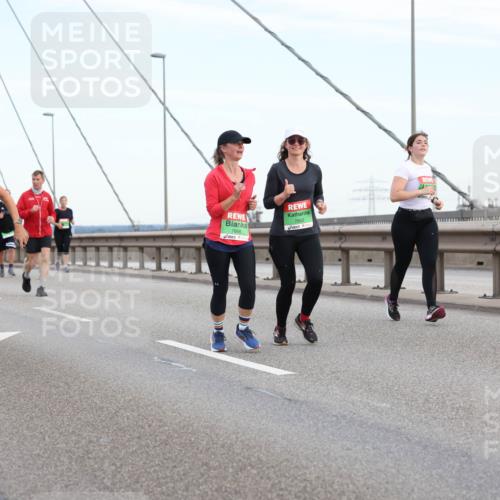 03.10.2025 - Köhlbrandbrückenlauf Lena Gebhardt http://msf.ph/oto/9198046 03.10.2025 15:33:17 Position 1 8917, 7665, 7842 meine-sportfotos.de