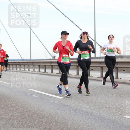 03.10.2025 - Köhlbrandbrückenlauf Lena Gebhardt http://msf.ph/oto/9198047 03.10.2025 15:33:17 Position 1 8917, 7956, 7842, 7665 meine-sportfotos.de