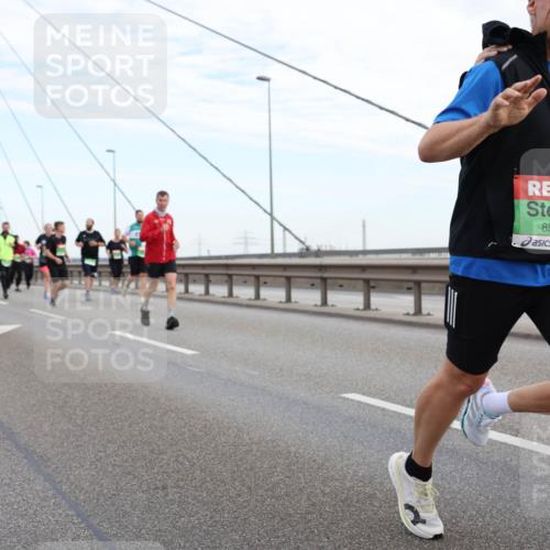03.10.2025 - Köhlbrandbrückenlauf Lena Gebhardt http://msf.ph/oto/9198065 03.10.2025 15:33:21 Position 1 8914, 8917 meine-sportfotos.de