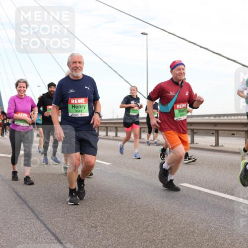 03.10.2025 - Köhlbrandbrückenlauf Lena Gebhardt http://msf.ph/oto/9198081 03.10.2025 15:33:25 Position 1 9541, 9540, 8654, 8367 meine-sportfotos.de