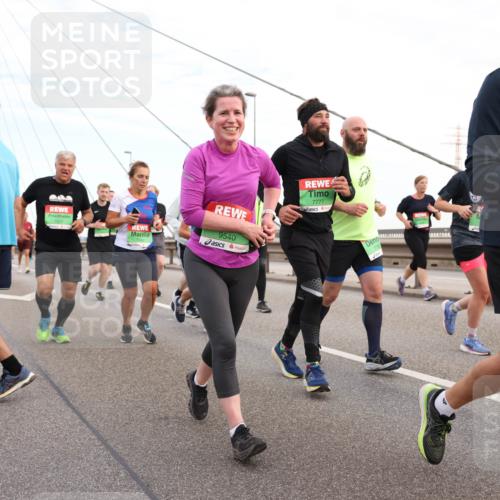 03.10.2025 - Köhlbrandbrückenlauf Lena Gebhardt http://msf.ph/oto/9198091 03.10.2025 15:33:27 Position 1 7847, 7777, 9540, 8381 meine-sportfotos.de