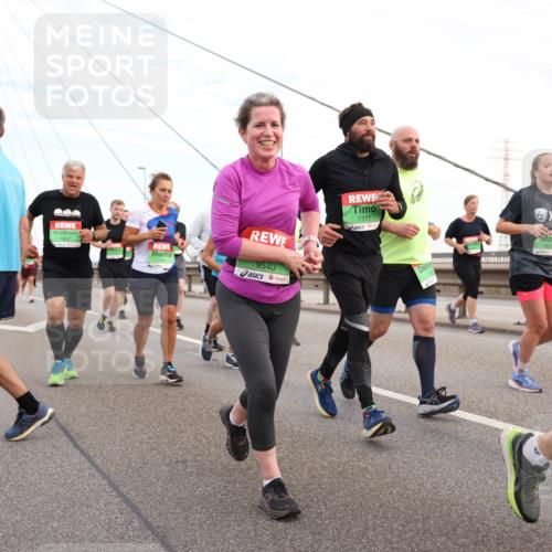 03.10.2025 - Köhlbrandbrückenlauf Lena Gebhardt http://msf.ph/oto/9198092 03.10.2025 15:33:27 Position 1 9540, 7777, 8054, 8381 meine-sportfotos.de