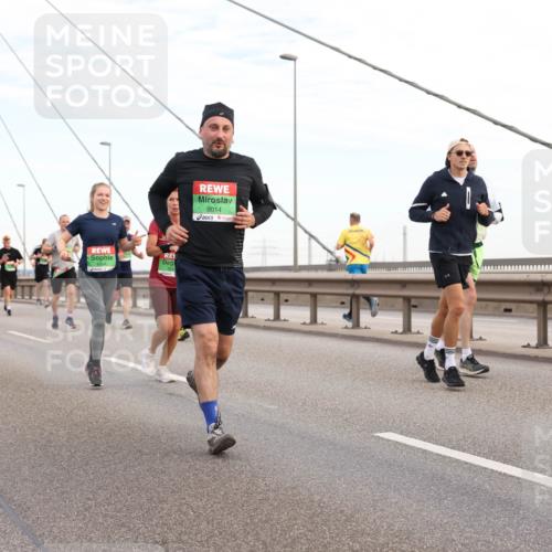 03.10.2025 - Köhlbrandbrückenlauf Lena Gebhardt http://msf.ph/oto/9198116 03.10.2025 15:33:31 Position 1 9014 meine-sportfotos.de