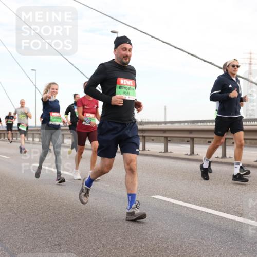 03.10.2025 - Köhlbrandbrückenlauf Lena Gebhardt http://msf.ph/oto/9198119 03.10.2025 15:33:32 Position 1 9014 meine-sportfotos.de