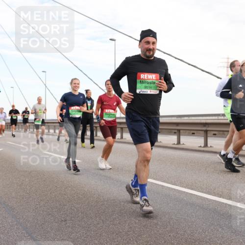 03.10.2025 - Köhlbrandbrückenlauf Lena Gebhardt http://msf.ph/oto/9198120 03.10.2025 15:33:32 Position 1 9014 meine-sportfotos.de