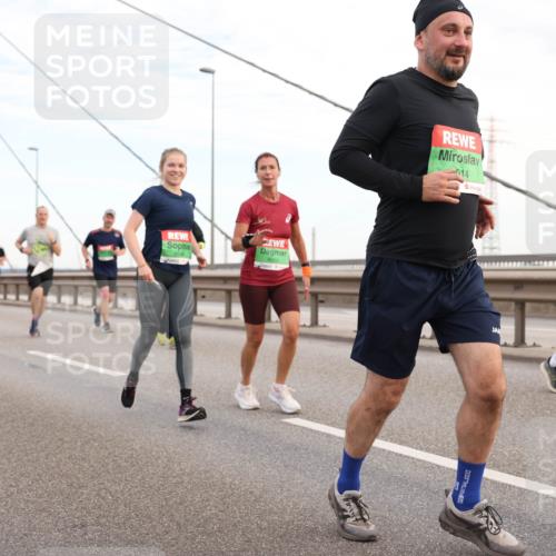 03.10.2025 - Köhlbrandbrückenlauf Lena Gebhardt http://msf.ph/oto/9198122 03.10.2025 15:33:32 Position 1 9060, 014 meine-sportfotos.de