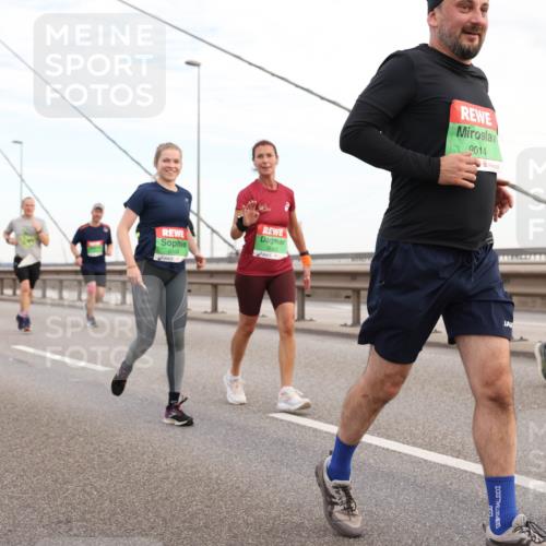 03.10.2025 - Köhlbrandbrückenlauf Lena Gebhardt http://msf.ph/oto/9198123 03.10.2025 15:33:32 Position 1 9014 meine-sportfotos.de